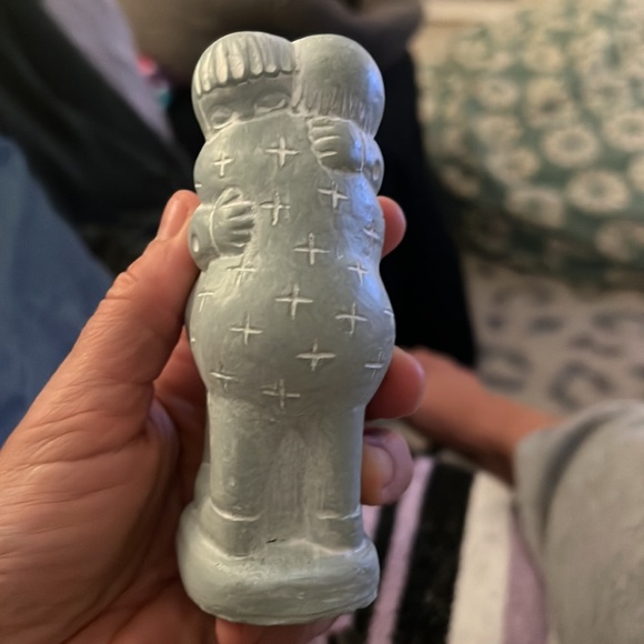 Isabel bloom signed hugging Eskimo children figurine - Picture 2 of 5